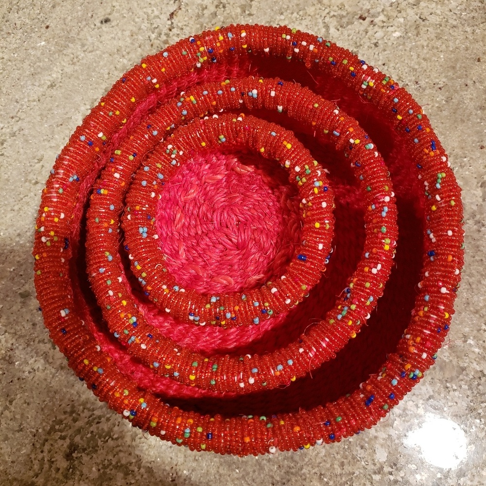 Woven sisal/beads baskets